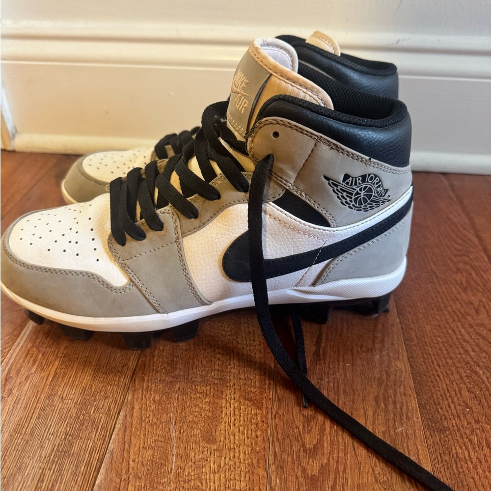 Mens 7.5 baseball cleats. Jordan retro. Barely used